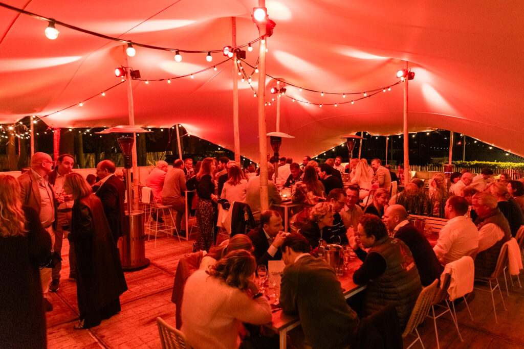 Diner onder de rode tent