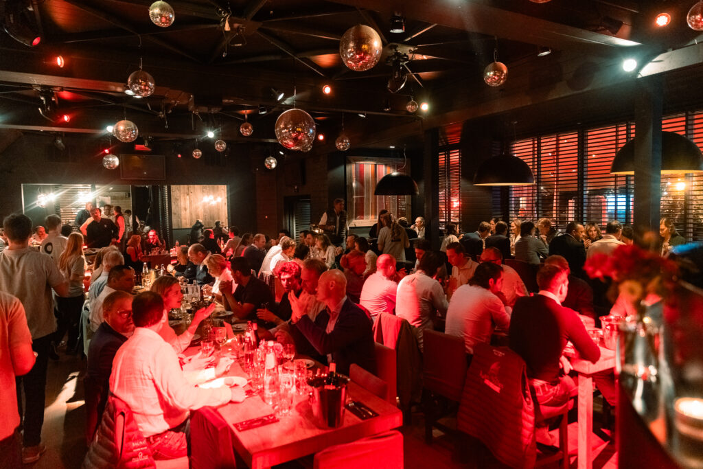 Gasten aan tafel tijdens het VIP-diner van 2024