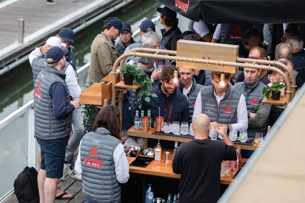 Drankje voor de teams aan het ponton
