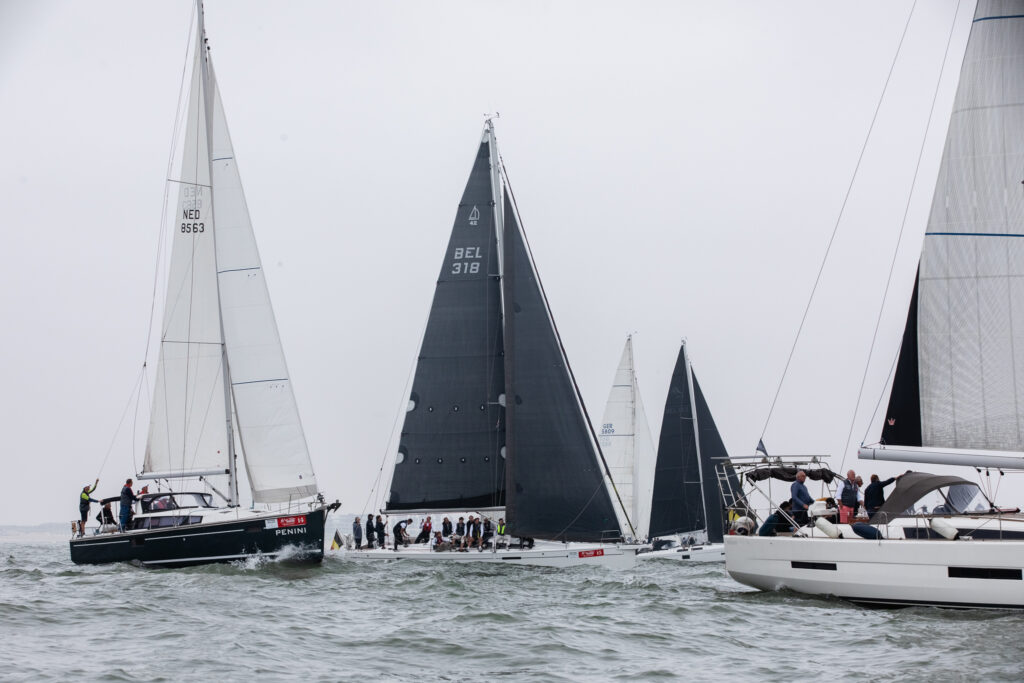 Zeilboten met witte en zwarte zeilen tijdens de regatta