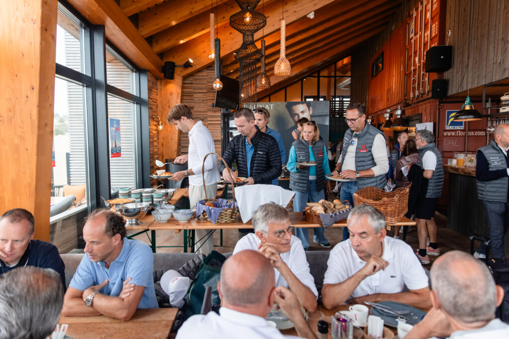 Ontbijt voor de deelnemers in de jachthaven