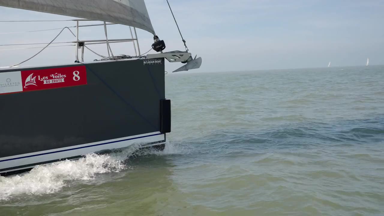 Boeg van een zeilboot van Les Voiles du Zoute op zee